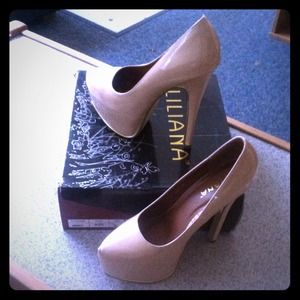Gold Trimmed Patent Platform Pump