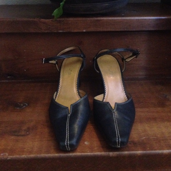 Navy pumps