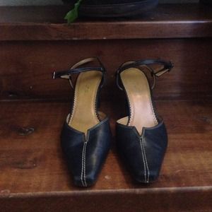 Navy pumps