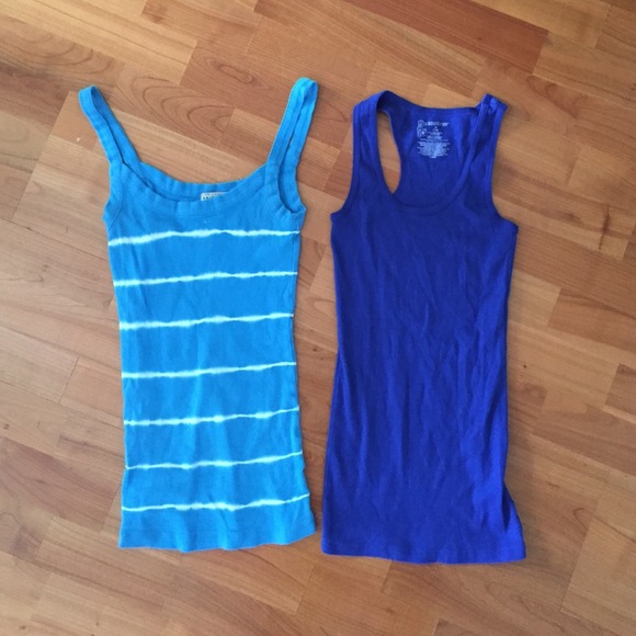 Bundle of 2 tank tops/workout tanks💙