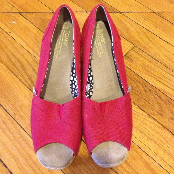 Adorable red  TOMS wedges