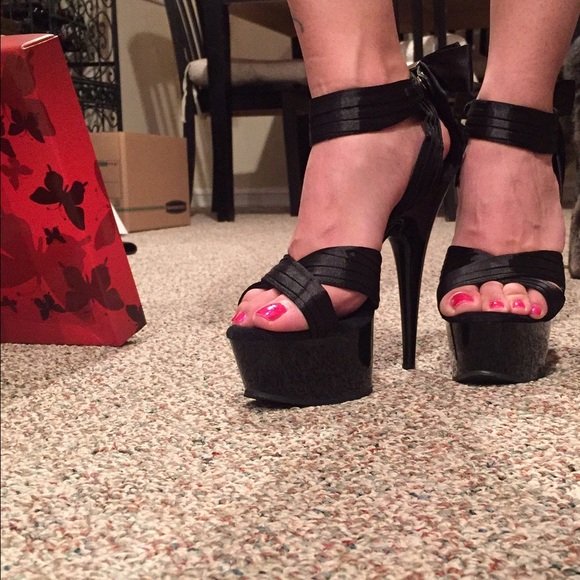 NWB Pleaser black pumps W/ bow Sz. 8