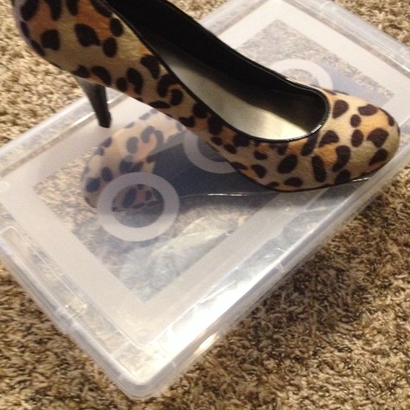Leopard pumps