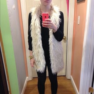 🎉 A white, faux fur vest that's hip length 🎉