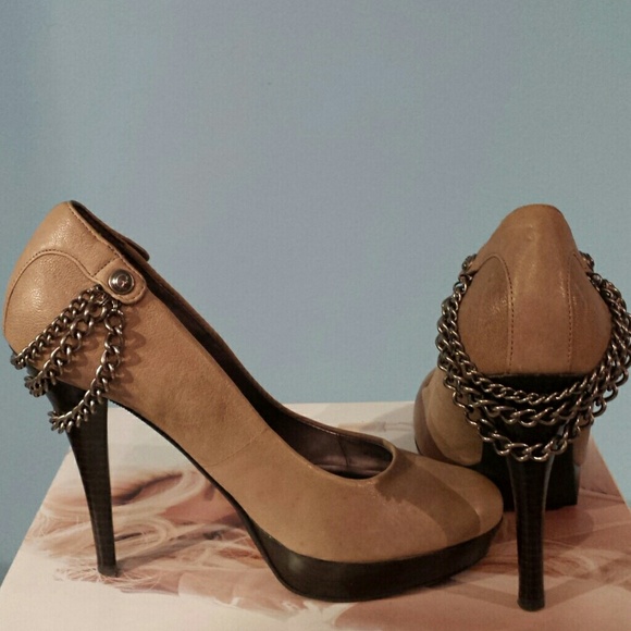 Guess Tan/Camel pumps with chains