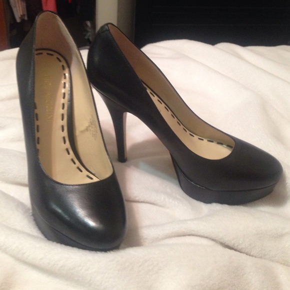 Black Pumps