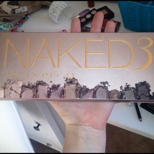 Naked 3 eye shadow palette plus 2 free eye shadows