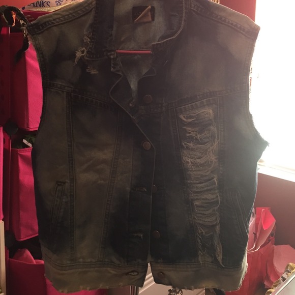 Destroyed and Bleaches Vest 💕
