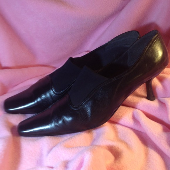 Low Healed Black Leather Pumps - Picture 2 of 4