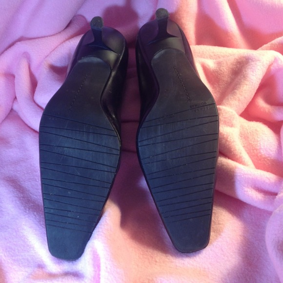Low Healed Black Leather Pumps - Picture 3 of 4