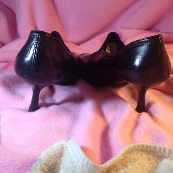 Low Healed Black Leather Pumps - Picture 4 of 4