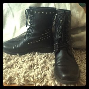 PRICE ⬇️ Military-inspired combat boots with studs