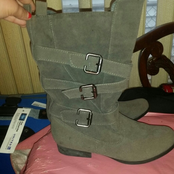 Gray buckled boot - Picture 1 of 3