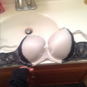 34DD FABULOUS BRA BY VICTORIA SECRET