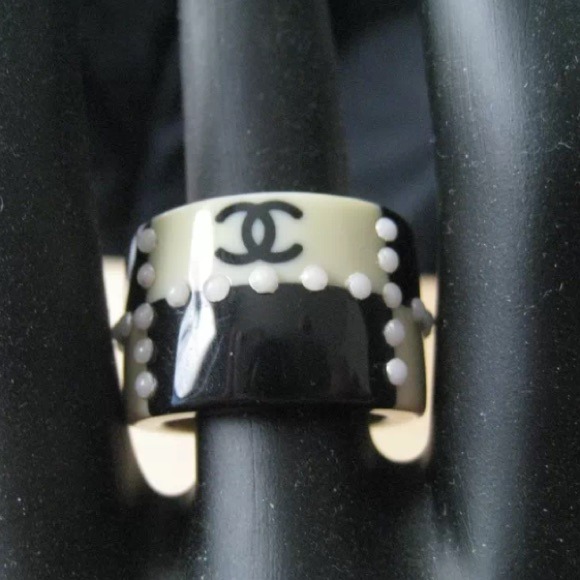 ✨Reserved✨Vintage Chanel Black/Ivory Ring 6.5 02A - Picture 2 of 4