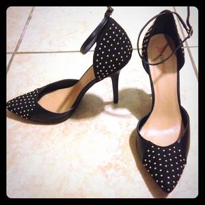 Black pointy toe pumps