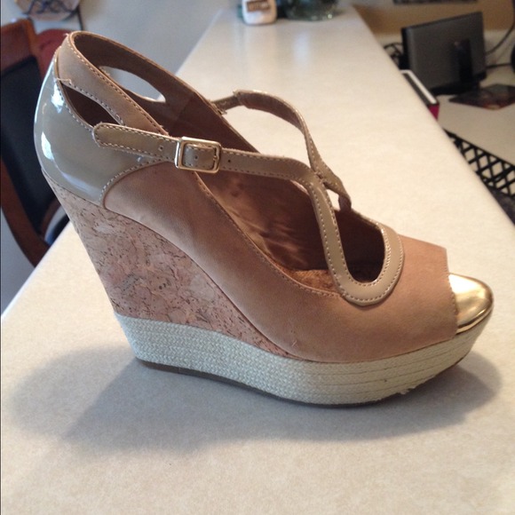 Gianni Bini tan wedges