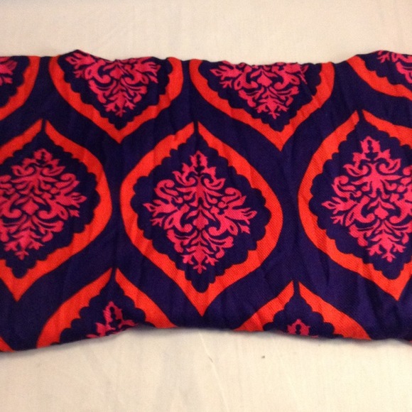 BOLD DAMASK SCARF NWT - Picture 3 of 3