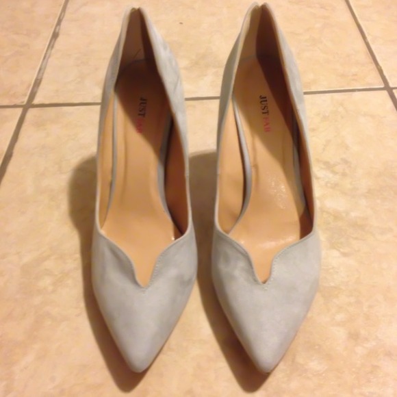 Grey pumps