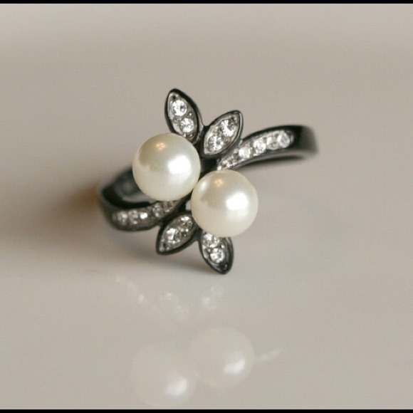 Adorable cocktail ring black plating faux pearl cz - Picture 1 of 3