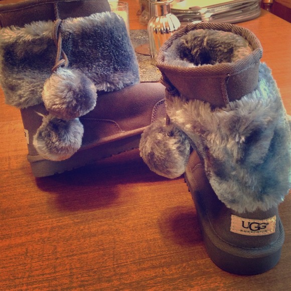 ⭐️sold⭐️Uggs: Size 7. Grey w/ light blue fur