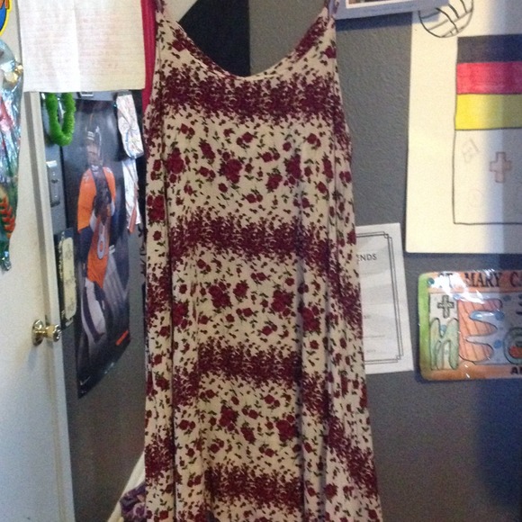 Brandy Melville: red print dress