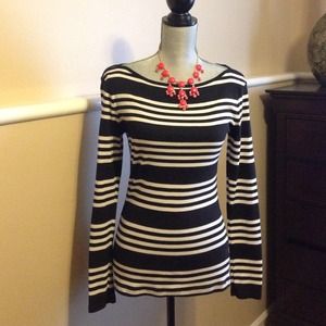 Black/white striped longsleeved shirt