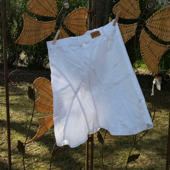 SOLD White  Skirt - Picture 3 of 3