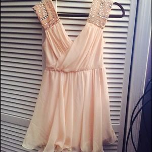 Flawless peach semi formal dress! 😍🍑