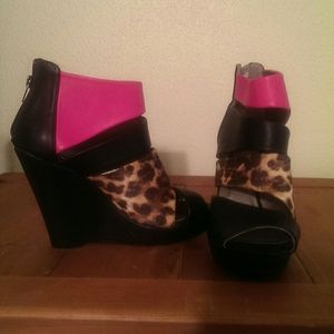 Wedges with zipper on back