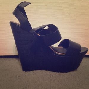 🎉🎉FLASH SALE🎉🎉Black ALDO wedge size 8