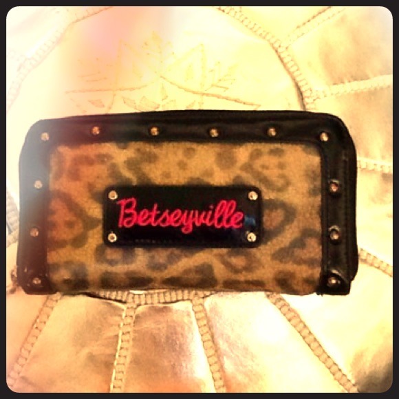 ‼️SWAPPED‼️Betseyville cheetah print wallet