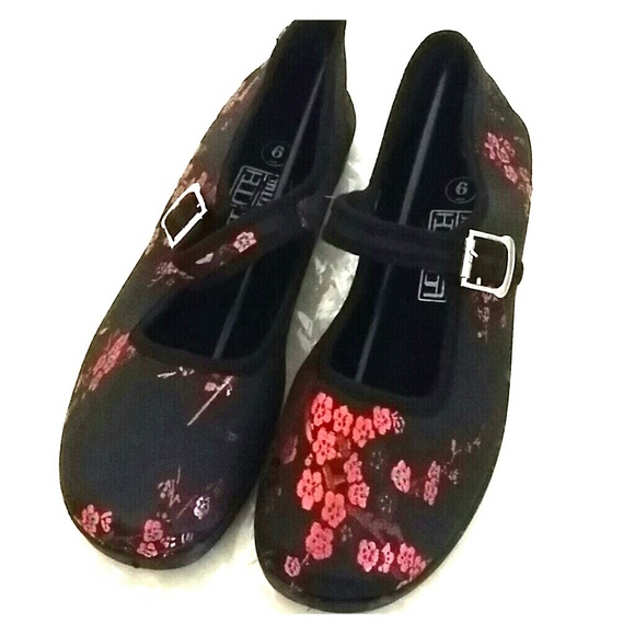 Brand new Babydoll chinese slippers
