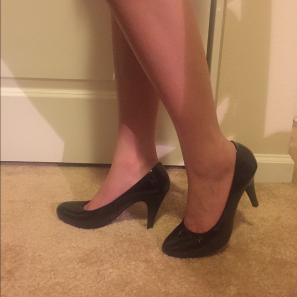 SOLD Black Pumps - Picture 3 of 4