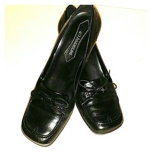 Excellent condition leather black shoes with bow
