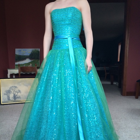 Blue/Green sparkly ballgown - Picture 4 of 4