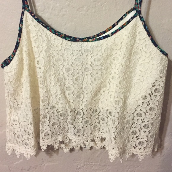 SOLD! Lace crop top - Picture 3 of 4