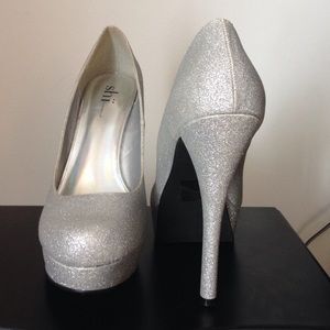 ⬇️ 1 HOUR SALE: SHI Silver Glitter Pumps