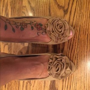 Bandolino flower design heels