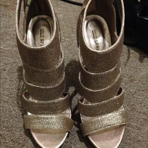 Call it Spring gold heels