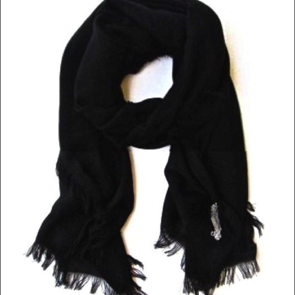 DONNI CHARM. air in black.