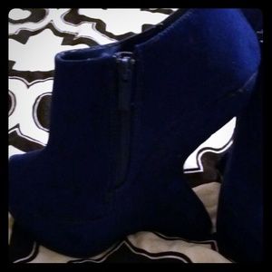 Dollhouse peep toe curved wedge