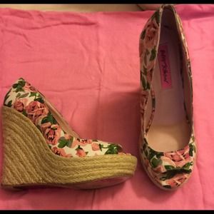 H.P. 🎉Betsy Johnson floral VALL roped platforms🎉