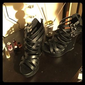 Black wedges
