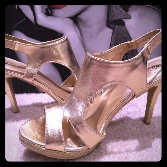Gold heels 💛