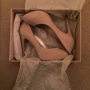 BCBG golden wheat pumps