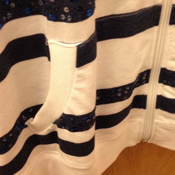 ❌❌SOLD in bundle❌❌Lane Bryant Navy & White Hoodie - Picture 3 of 4