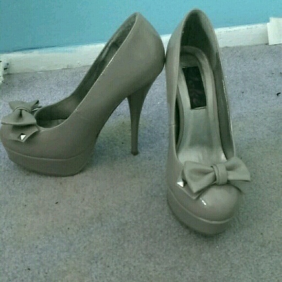 Nude pumps