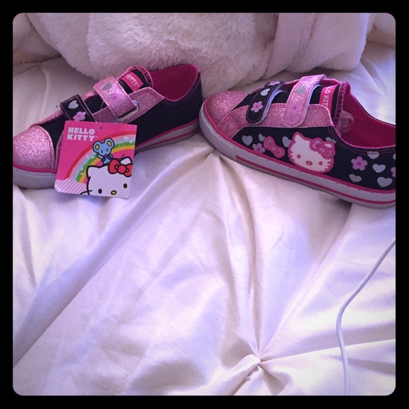 Hello Kitty sneakers 🎀👛