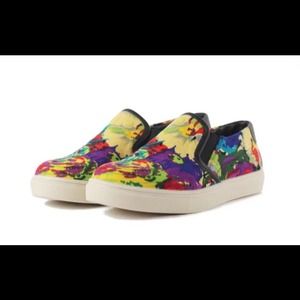 🎉SALE 🎉Steve Madden Floral slip on sneakers